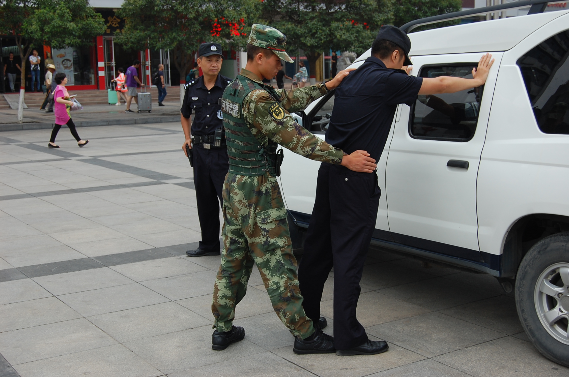 武警特警巡逻岗上迎“八一”